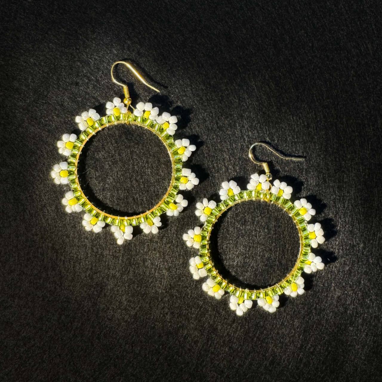 Pendientes Malimen con flores blancas y amarillas
